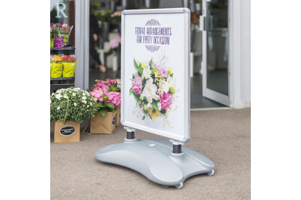 DEFLECTO Kundenstopper Outdoor A1 PPA100S silber 78.5x113cm – Bild 3